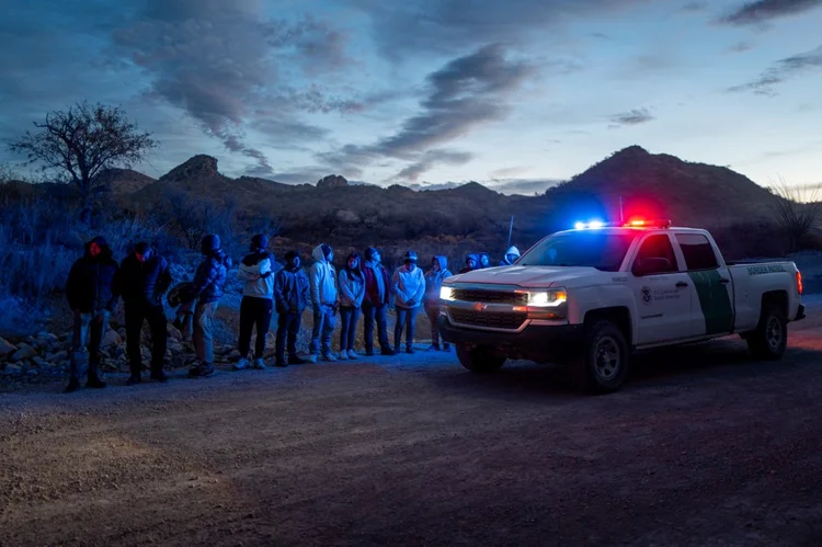 Imigrantes presos na fronteira dos EUA em Ruby, Arizona, em 4 de janeiro
 (Brandon Bell/AFP)