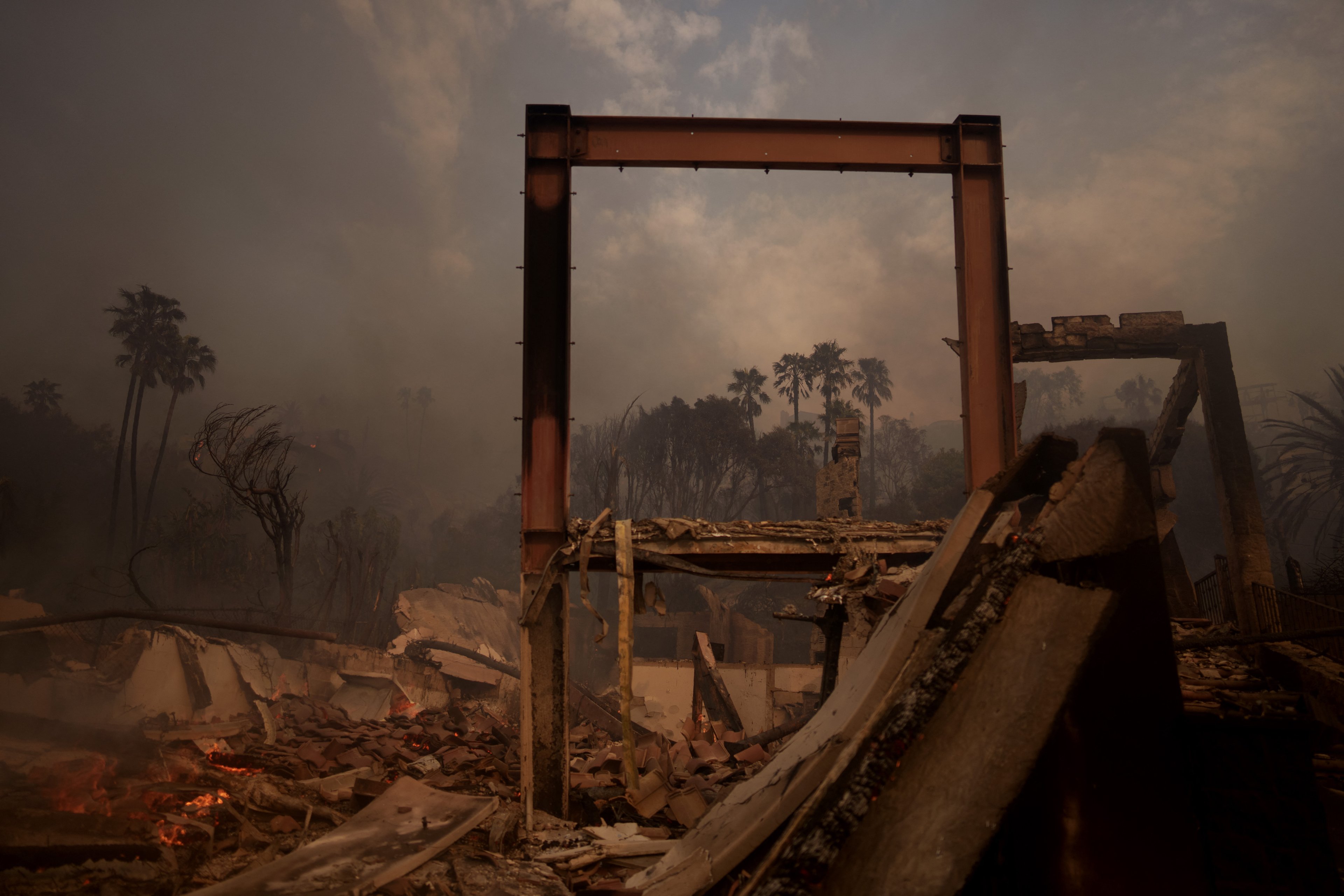 MALIBU, CALIFORNIA - JANUARY 8: Flames from the Palisades Fire burn a home on January 8, 2025 in Malibu, California. Fueled by intense Santa Ana Winds, the Palisades Fire has grown to over 2,900 acres and 30,000 people have been ordered to evacuate while a second major fire continues to burn near Eaton Canyon in Altadena.   Eric Thayer/Getty Images/AFP (Photo by Eric Thayer / GETTY IMAGES NORTH AMERICA / Getty Images via AFP)