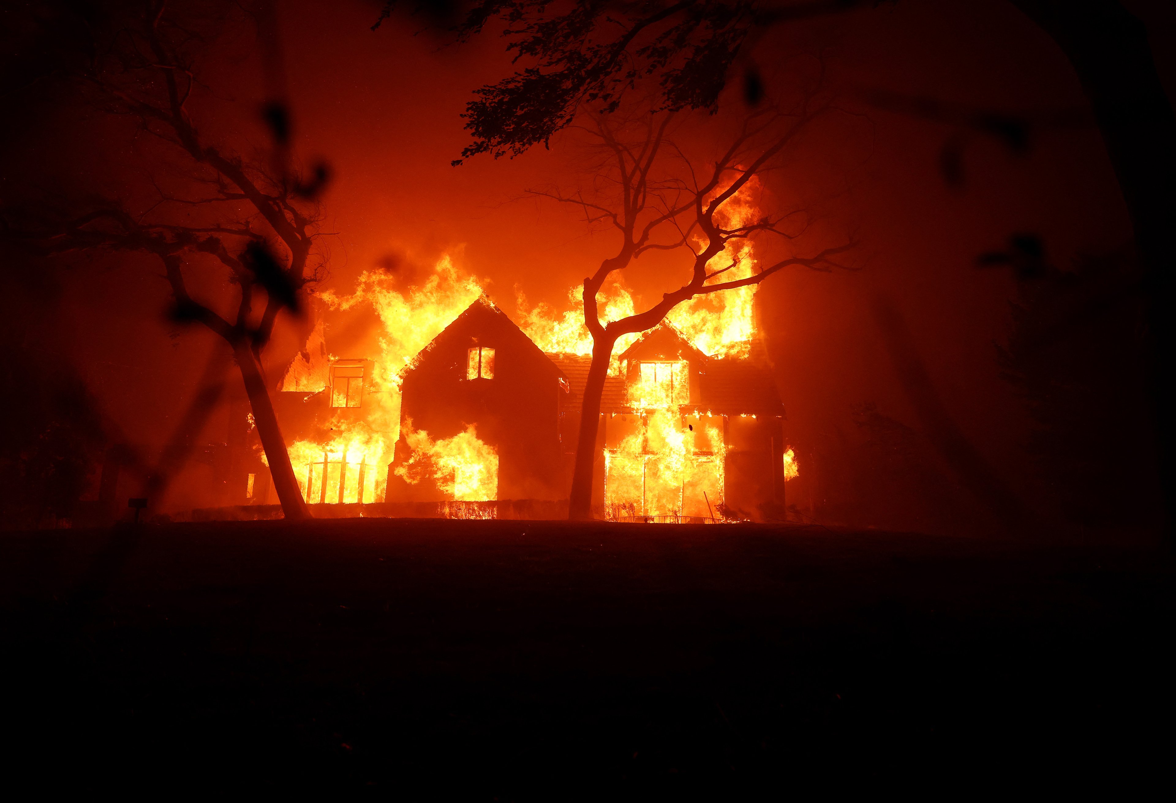 ALTADENA, CALIFORNIA - JANUARY 08: Fire engulfs a home as the Eaton Fire moves through the area on January 08, 2025 in Altadena, California. Fueled by intense Santa Ana Winds, the Palisades Fire has grown to over 2,900 acres and 30,000 people have been ordered to evacuate while a second fire has emerged near Eaton Canyon in Altadena.   Justin Sullivan/Getty Images/AFP (Photo by JUSTIN SULLIVAN / GETTY IMAGES NORTH AMERICA / Getty Images via AFP)