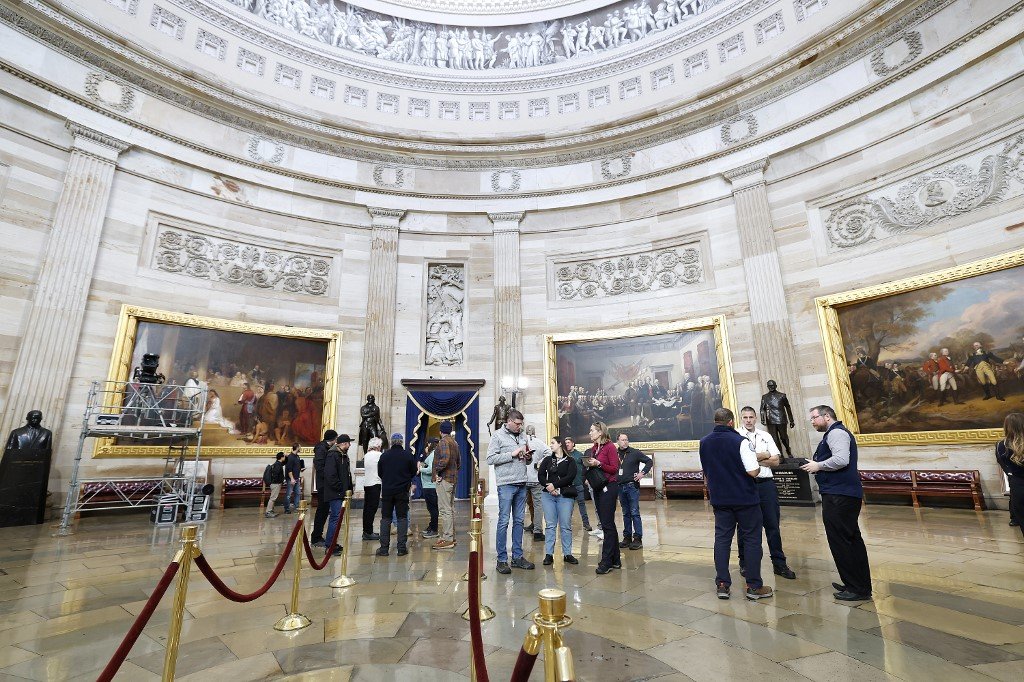 Preparativos na Rotunda, área interna do Congresso que receberá a posse, em Washington