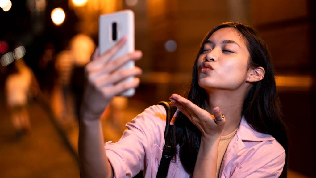 É o fim dos ‘influencers’? Veja dez tendências de marketing que vão bombar em 2025, segundo estudo