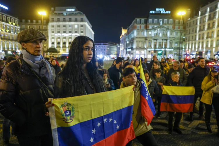 Venezuelanos em Portugal vão às ruas em uma manifestação contra o governo de Nicolás Maduro na quinta, 9 de janeiro (Tiago Petinga/EFE)