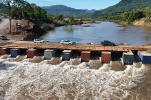 Ponte provisória construída após enchente é levada por correnteza de rio no RS