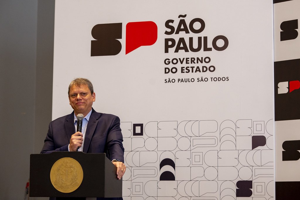 Tarcísio cria conselho de mudanças climáticas e defende SP à frente do tema após usar boné de Trump