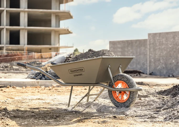 O carrinho de mão foi pensado para atender o setor de construção civil e reaproveita 3,5 kg de resíduos industriais (Tramontina/Divulgação)