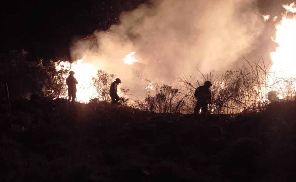 Grande incêndio atinge reservatório de água que abastece a capital colombiana