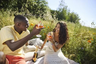 Imagem referente à matéria: Chandon lança spritz pronto para beber: 99% espumante e 1% bitter de laranja