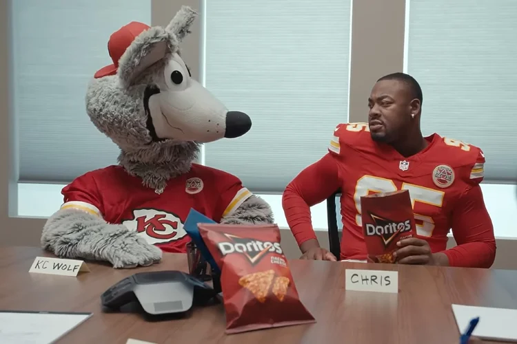 Jogadores do Kansas City Chiefs e o mascote KC Wolf protagonizam o comercial da Doritos, promovendo o concurso com prêmio de US$ 1 milhão (Reprodução/YouTube)