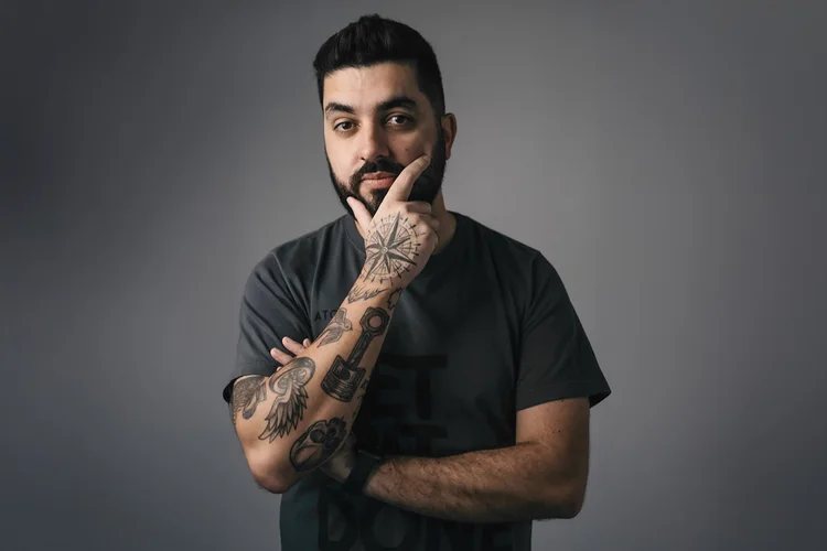 Guilherme Ferreira, da Atomsix: "Comecei como freelancer, mas depois que fiz um projeto premiado para a Mercedes-Benz, minha caixa de mensagens explodiu. Empresas como Google e Microsoft começaram a me procurar" (Atomsix/Divulgação)
