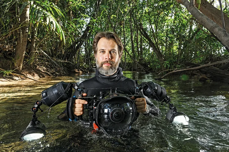 Thomas Peschak: o explorador enfrentou diversos desafios para registrar os melhores ângulos da Amazônia (Otto Whitehead/National Geographic/Divulgação)