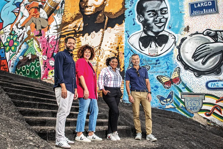 Eduardo Paiva, head de diversidade, equidade e inclusão, Helen Pedroso, diretora de responsabilidade corporativa, Márcia Silveira, head  de DE&I advocacy, e Marcelo Zimet, CEO do Grupo L’Oréal no Brasil, na Pequena África (Andre Valentim/Exame)