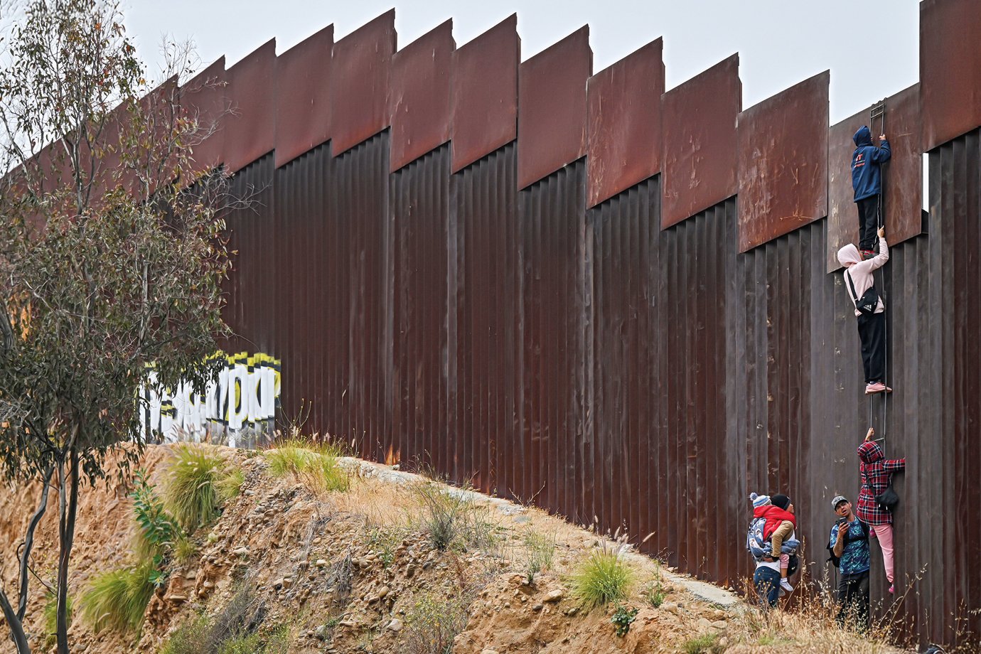 Corte americana bloqueia deportações em massa de Trump com base em lei do século XVIII