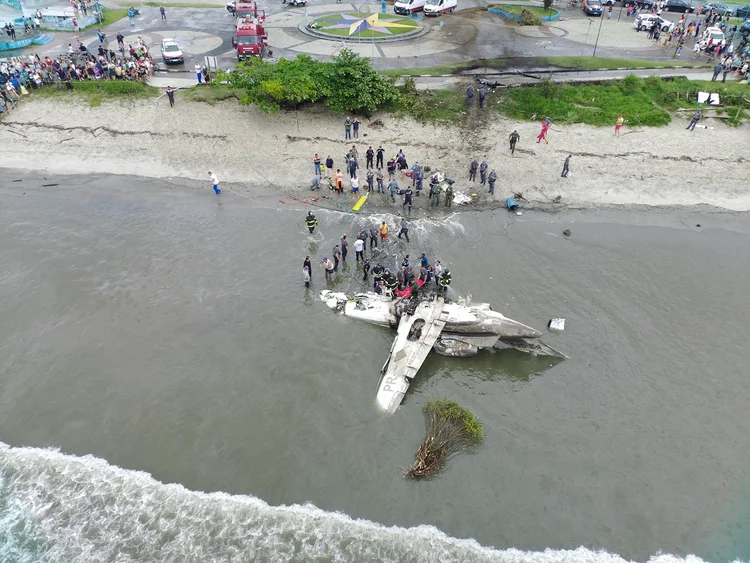 Queda de avião: aeronave caiu na praia do Cruzeiro (FRANCISCO TREVISAN/Divulgação)