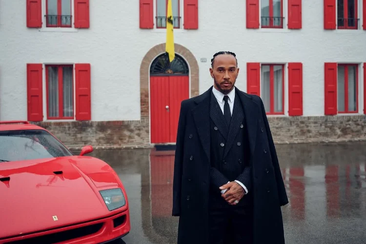 Lewis Hamilton faz primeira imagem como piloto oficial da Ferrari (Redes Sociais/Reprodução)