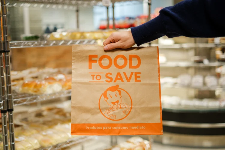 Um dos destaques da foodtech é a "Sacolas Surpresa", compostas por alimentos próximos à data de vencimento ou fora do padrão, mas ainda perfeitamente consumíveis (Food To Save/Divulgação)