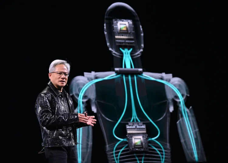 Jensen Huang, CEO da Nvidia, apresenta novidades tecnológicas na CES 2025 em Las Vegas.