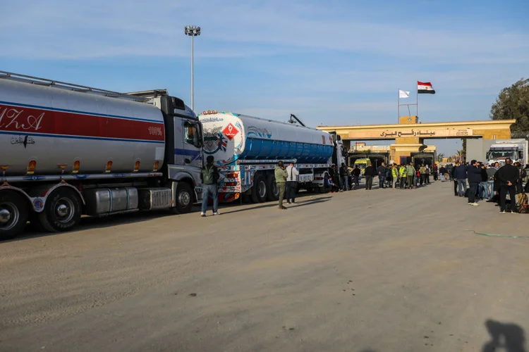 Caminhões carregados com ajuda entram pela Passagem de Fronteira de Rafah em 19 de janeiro de 2025 (Ahmad Hasaballah/Getty Images)