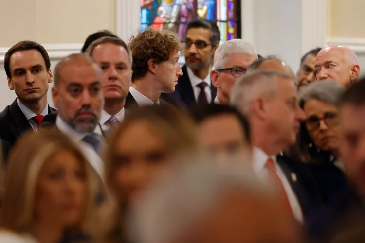 Mark Zuckerberg, CEO da Meta e do Facebook, CEO do Google Sundar Pichai, CEO da Apple Tim Cook, fundador da Amazon e Blue Origin Jeff Bezos participam dos cultos como parte das cerimônias de inauguração na Igreja de St. 2025 em Washington, DC. Donald Trump toma posse para seu segundo mandato como 47º presidente dos Estados Unidos.  ( Anna Moneymaker/Getty Images)