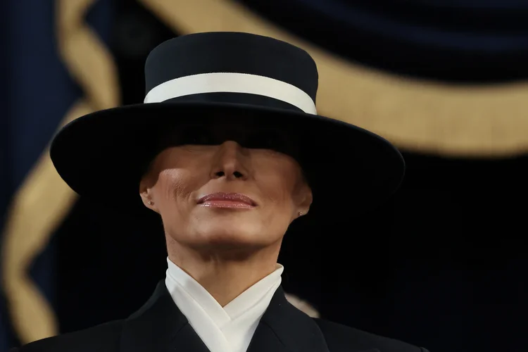 Primeira-dama, Melania Trump, usa chapéu de aba larga de Eric Javitz (Getty Images)