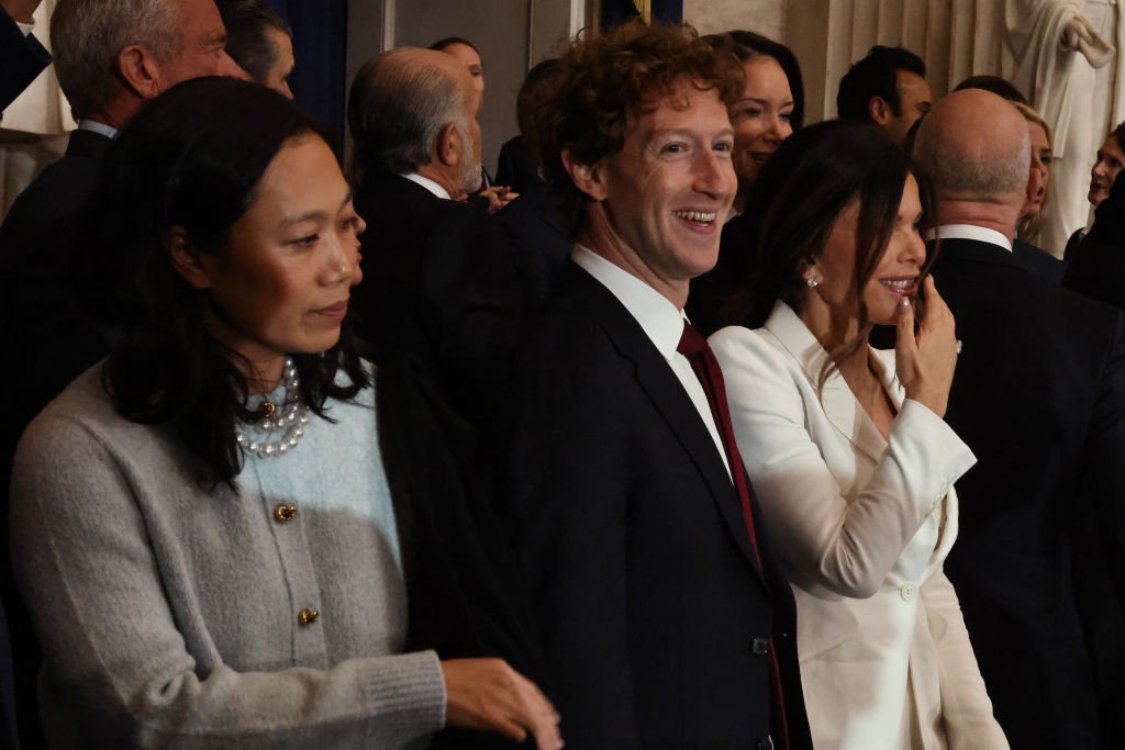 WASHINGTON, DC - 20 DE JANEIRO: (E-D) Priscilla Chan, Meta e CEO do Facebook Mark Zuckerberg, e Lauren Sánchez comparecem à posse do presidente eleito dos EUA, Donald Trump, na Rotunda do Capitólio dos EUA em 20 de janeiro de 2025 em Washington, DC. Donald Trump toma posse para seu segundo mandato como o 47º presidente dos Estados Unidos. (Foto de Chip Somodevilla/Getty Images)