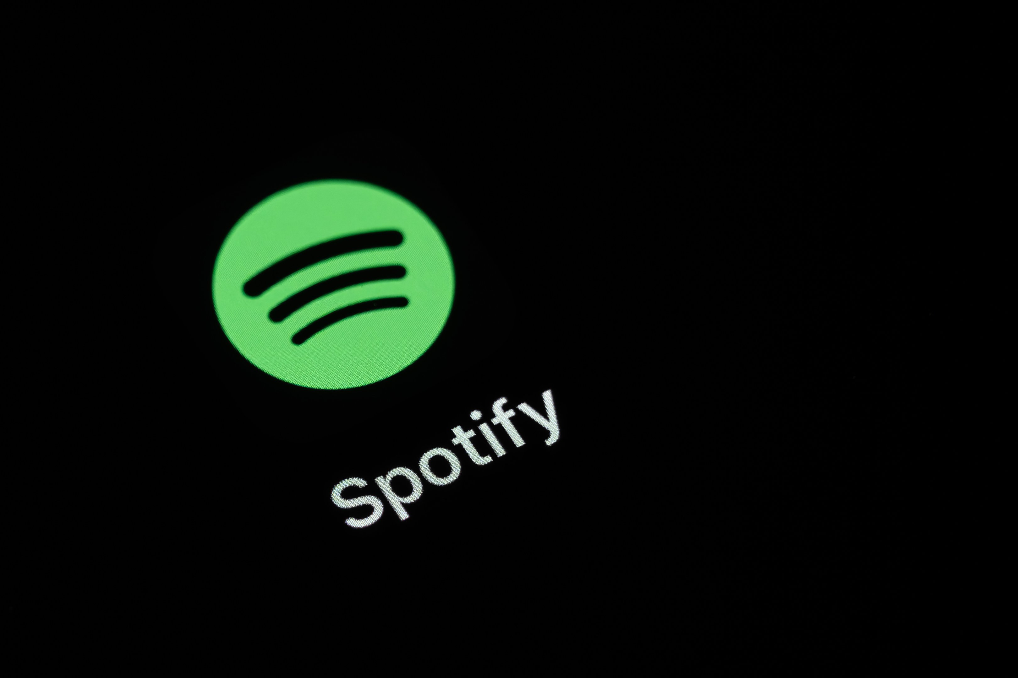 Spotify tem primeiro ano de lucro e ações sobem