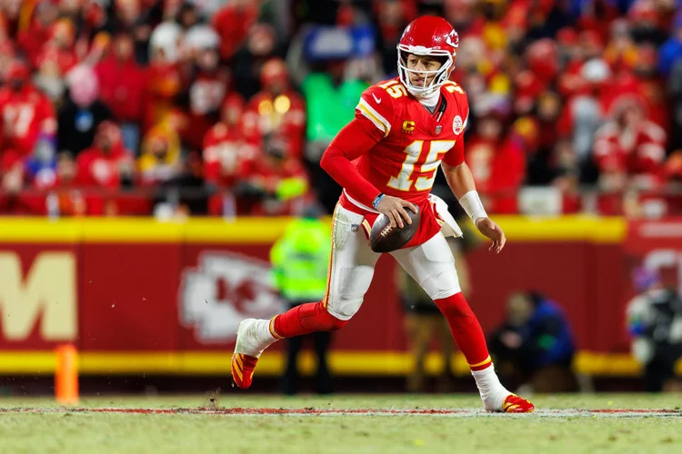 Mahomes, do Kansas City Chiefs, não é o mais bem pago da liga no momento (Brooke Sutton/Getty Images)