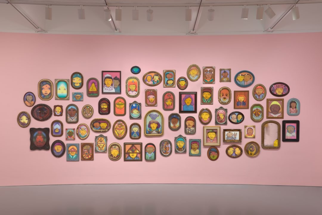 Obras na exposição Os Gêmeos: Endless Story, em cartaz no museu Hirshhorn, em Washington