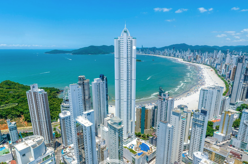 O Infinity Coast Tower tem 234,8 metros de altura e 66 andares, e fica localizado na Avenida Atlântica, de frente para o mar de Balneário Camboriú. Inaugurado em 2019, o prédio residencial desenvolvido pela FG Empreendimentos foi o primeiro do País a superar a marca de 200 metros de altura.