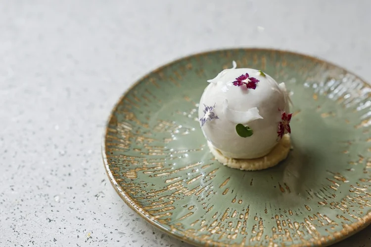 Joya Boulangerie: entremet de coco, manga, limão e gengibre (Juliana Primon/Divulgação)