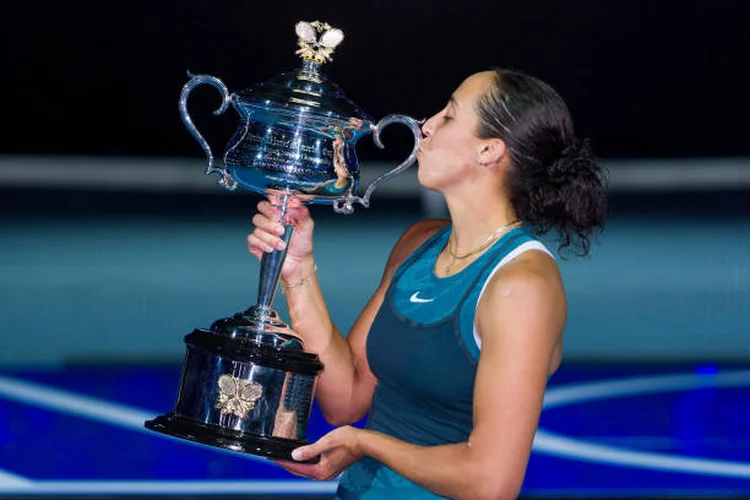 MELBOURNE, AUSTRALIA - JANUARY 25: Madison Keys of the United States kisses the Daphne Akhurst Memorial Cup after the Women's Singles Trophy Presentation following the Women's Singles Final against Aryna Sabalenka during day 14 of the 2025 Australian Open at Melbourne Park on January 25, 2025 in Melbourne, Australia. Madison Keys após a final na Austrália: vitória esperada (Andy Cheung/Getty Images)