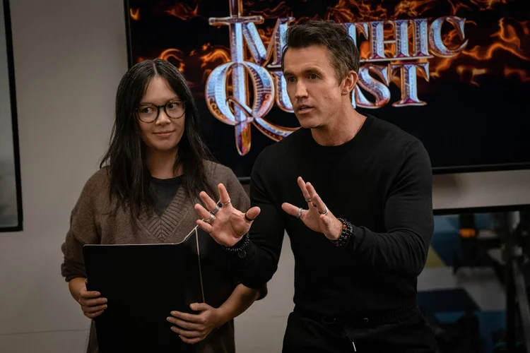 Apple TV+: Charlotte Nicdao e Rob McElhenney em “Mythic Quest” (Apple TV+/Divulgação)