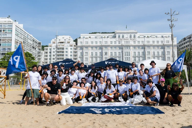 Time da organização ambiental em frente ao Copacabana Palace (Parley of the Oceans/Divulgação)
