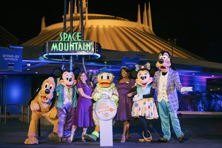 Space Mountain: aniversário foi celebrado pelo Mickey e sua turma. (Disney/Divulgação)