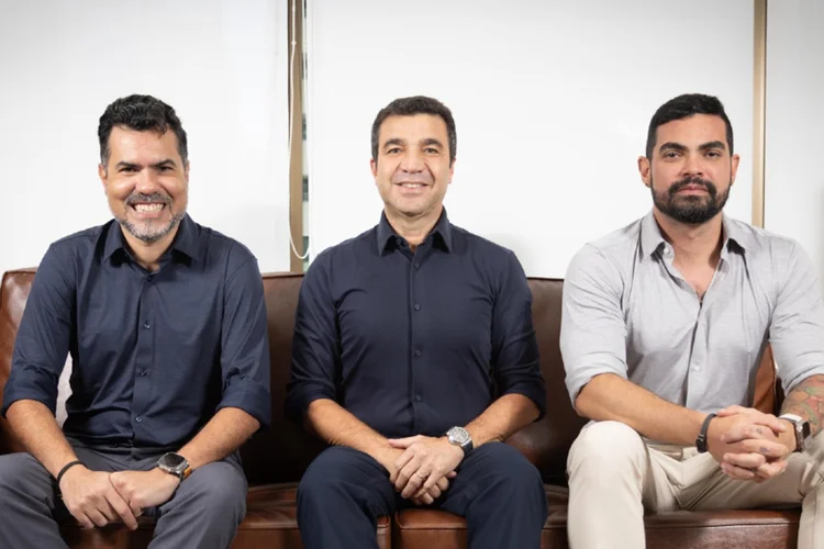 Isaelson Ramos, João Kepler e Hairon Kliff: fundadores do Grupo Hi e investidor se juntam para expandir rede de lavanderias self-service (Grupo Hi/Divulgação)