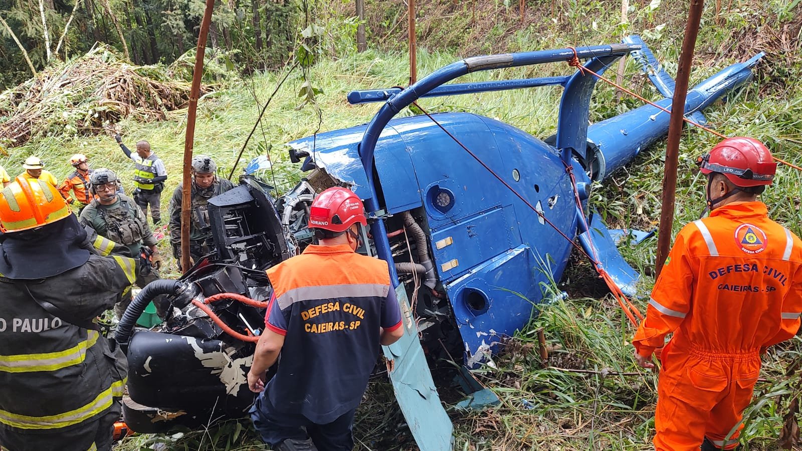 Helicóptero com quatro pessoas a bordo cai em Caieiras, na Grande São Paulo