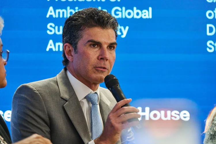 Helder Barbalho, governador do Pará, em painel sobre estratégias de preservação da biodiversidade na Amazônia, na Brazil House, em Davos. (Brazil House/Divulgação)