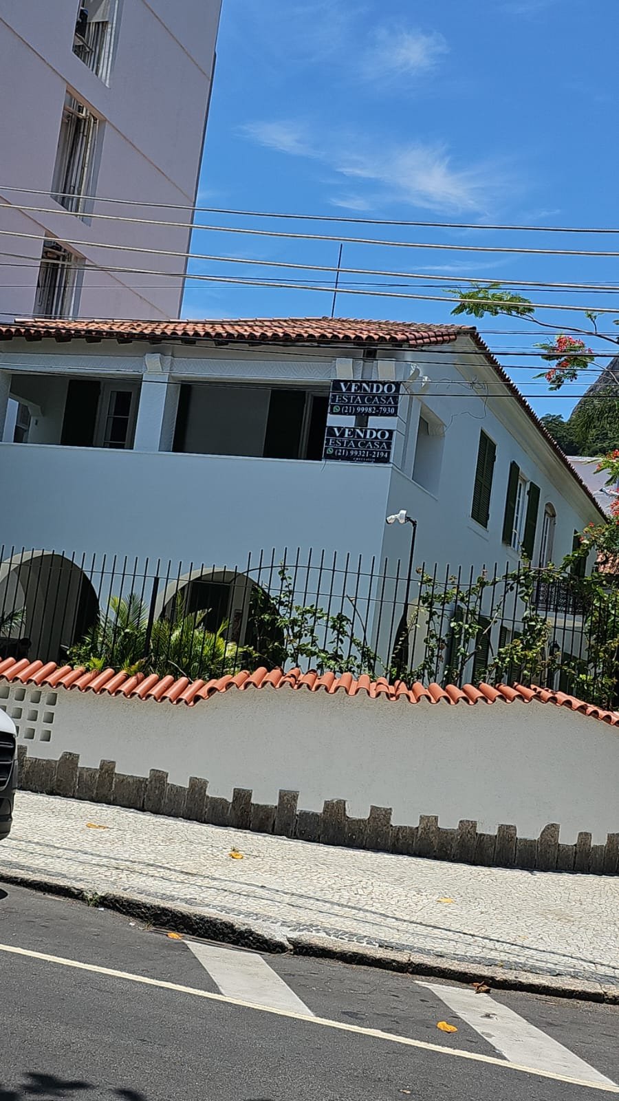 Muro e a varanda também foram reformados para parecer mais com a casa original dos Paiva.