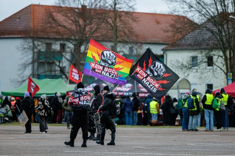 Manifestantes protestam contra congresso do partido de extrema direita Alternativa para Alemanha (AfD) em Riesa, no leste do país, em 11 de janeiro de 2025

 (AFP)