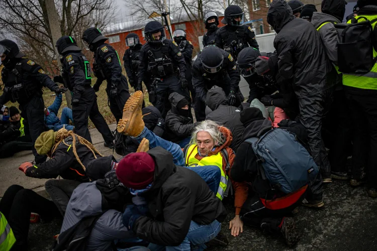 Polícia de choque entra em confronto com manifestantes que bloqueiam uma estrada perto do centro de conferências antes da conferência federal do partido Alternativa para a Alemanha (AfD) (MARTIN DIVISEK/EFE)