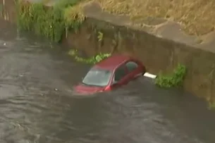 Chuva forte causa alagamentos em SP; carro arrastado pela correnteza cai em córrego em Osasco