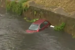 Imagem referente à matéria: Chuva forte causa alagamentos em SP; carro arrastado pela correnteza cai em córrego em Osasco