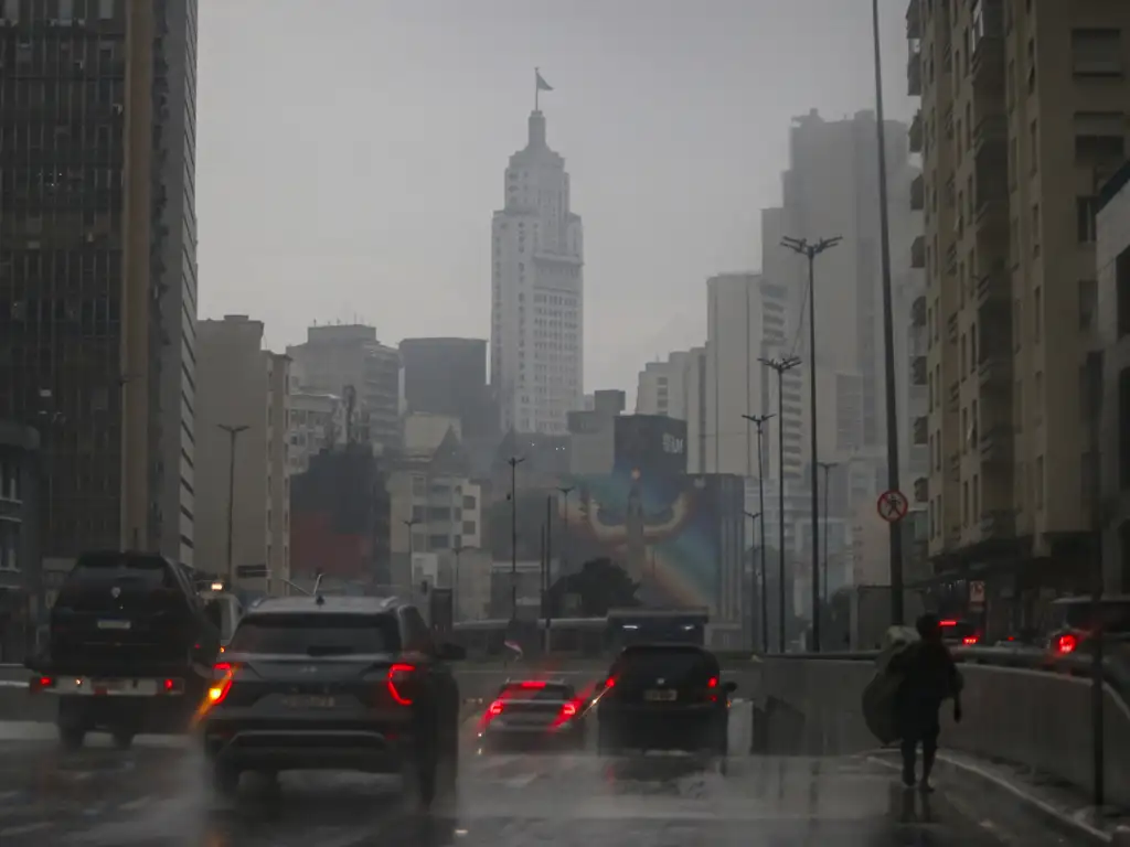 Em estado de alerta devido à chuva; São Paulo enfrenta caos e alagamentos na noite desta quinta