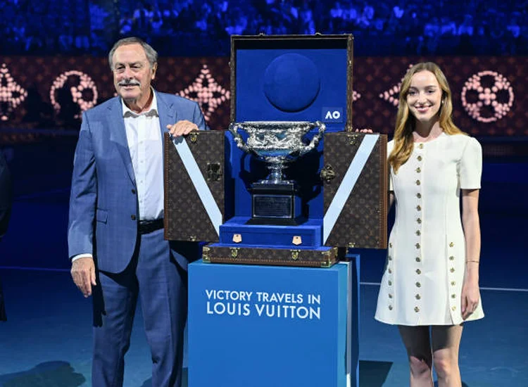 Trophy Trunk da Louis Vuitton na final masculina do Australian Open de 2025: V de vitória (James D. Morgan/Getty Images)