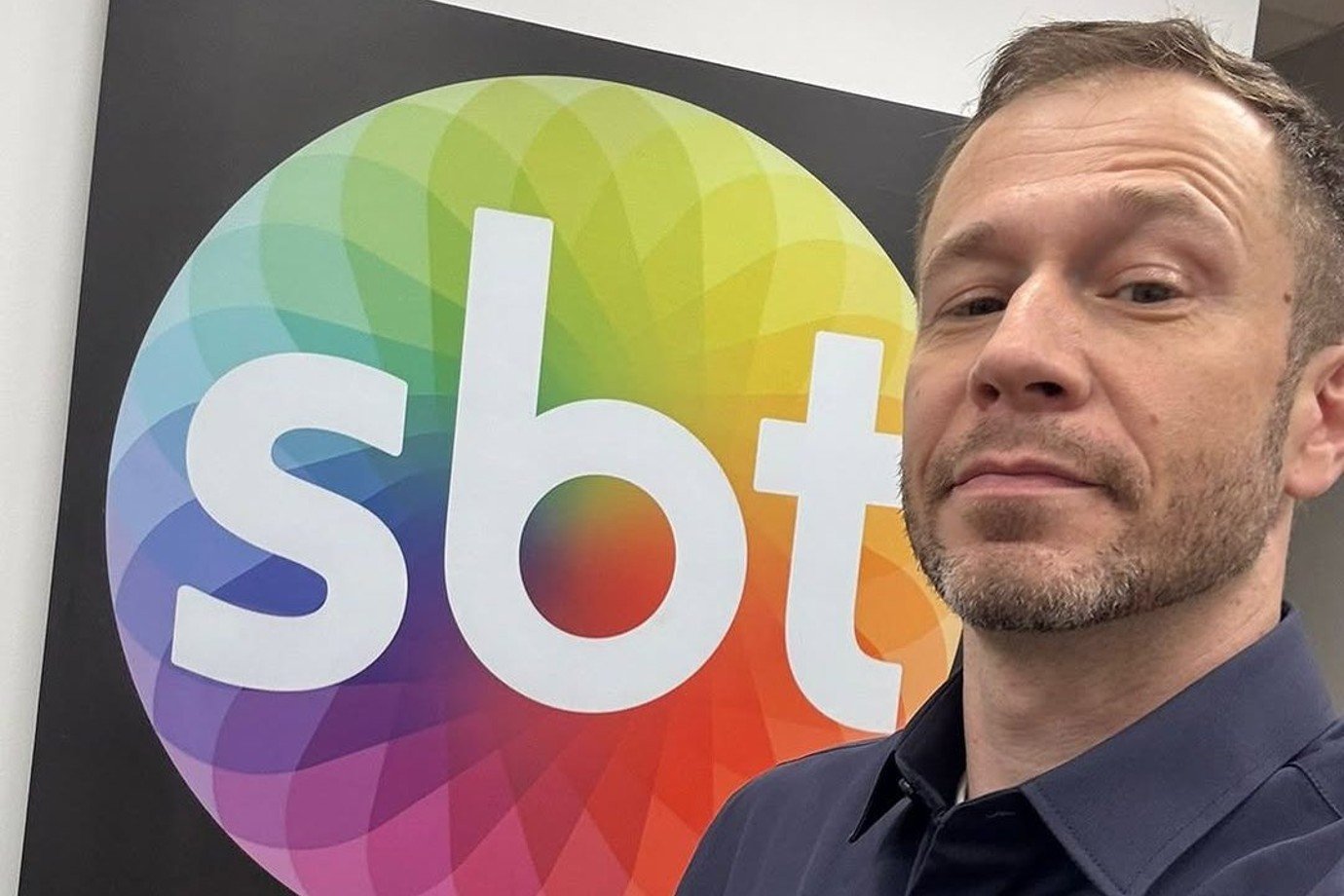 Tiago Leifert estreia como narrador no SBT nesta terça-feira; veja horário e programação