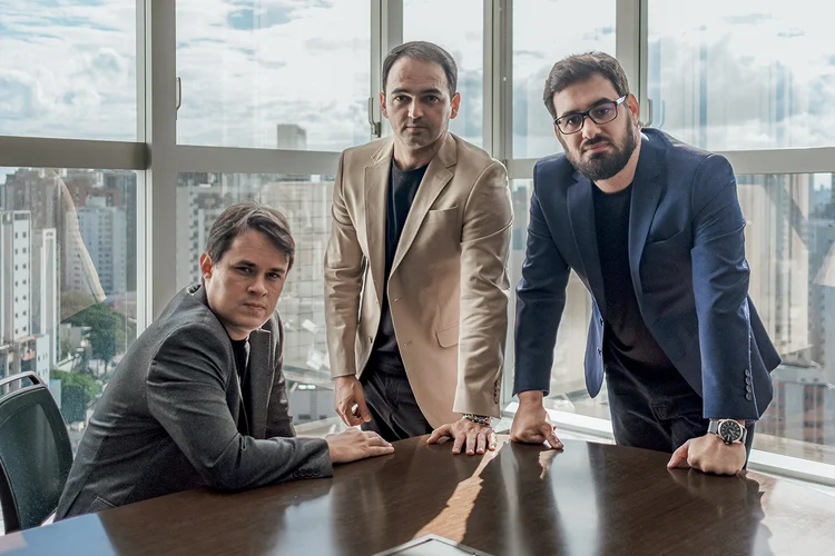 Renan Lopes, Pierre Henriques e Pedro Gomide, da Smart Leilões: aposta na ampliação dos serviços financeiros e no aumento da intermediação de imóveis (Divulgação/Divulgação)