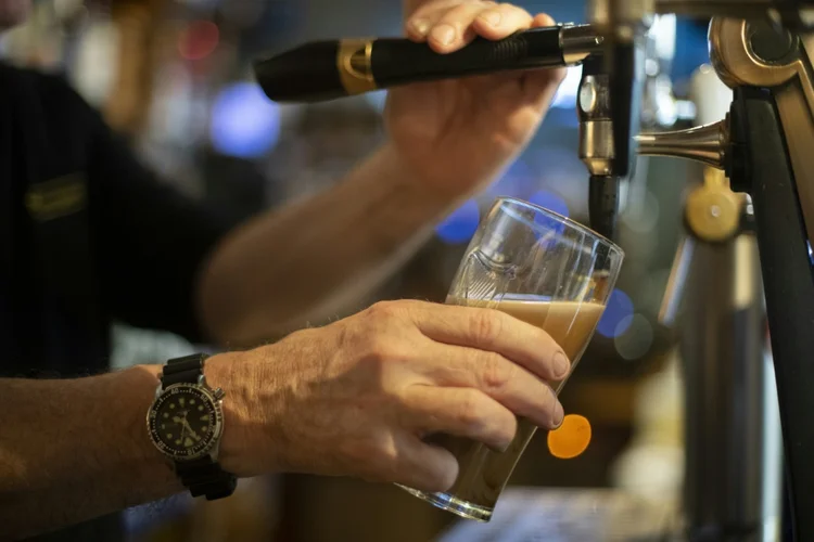 Rótulos de bebidas alcoólicas: destaque para riscos associados ao câncer, segundo autoridades de saúde dos EUA (AFP)
