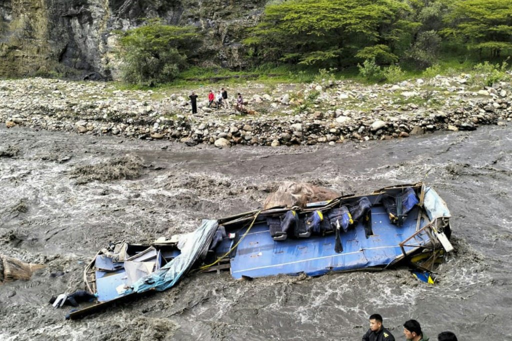 Acidente de ônibus nos Andes peruanos deixa seis mortos e seis desaparecidos