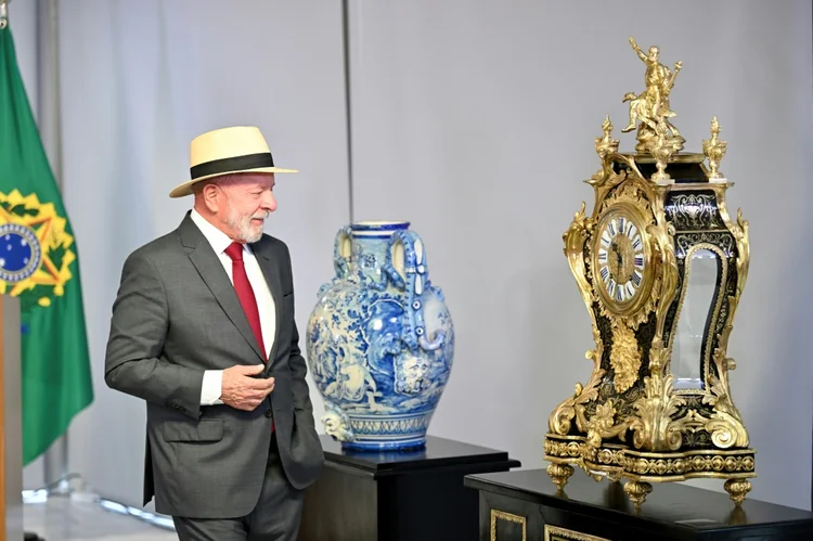 Relógio do século XVII, criado por Balthazar Martinot para o rei Louis XIV foi devolvido ao Palácio do Planalto (AFP)