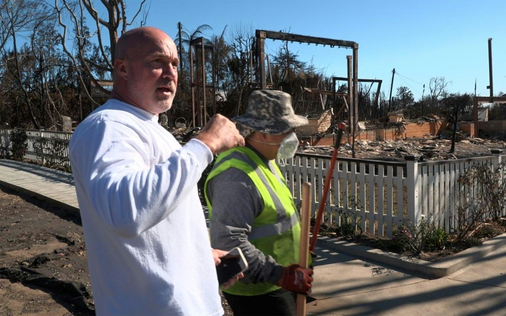 Voluntários tiram escombros do bairro nobre de Palisades após incêndios em Los Angeles