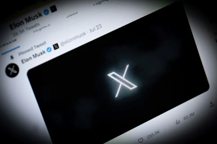 Musk, que se identifica como defensor da liberdade de expressão, adquiriu a plataforma Twitter e a renomeou para X (AFP)